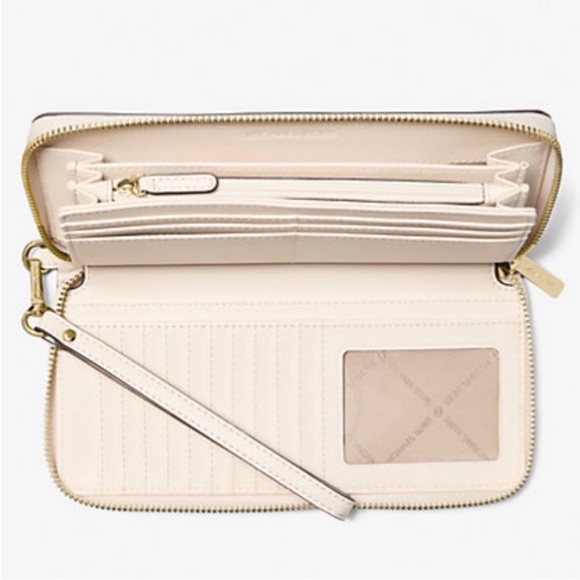 Michael Kors Jet Set
Travel Large Signature
Logo and Metallic Continental Wallet - Picture 7 of 13